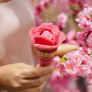 Emporio La Rosa presenta la “Flor Helado” y sorprende con un novedoso formato creado por sus maestros barquilleros