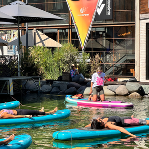 Yoga sobre el agua: vuelve el Yoga SUP a la Laguna de Mall Sport este verano