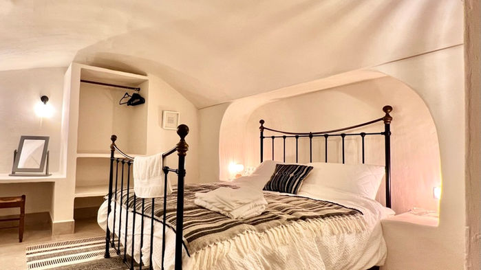 large bedroom, double bed, 4 poster bed, bedding, rug, blankets, bedside lamp