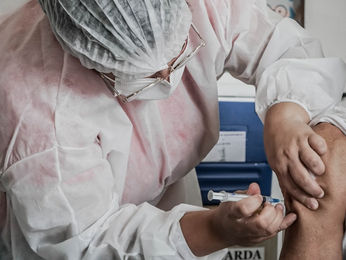 Itaboraí inicia dose de reforço contra Covid-19 em idosos institucionalizados
