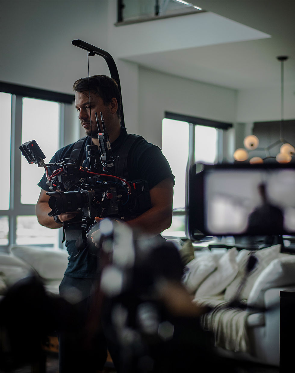 Fondateur de l'agence Cadence tenant une caméra professionnelle lors d'un tournage.