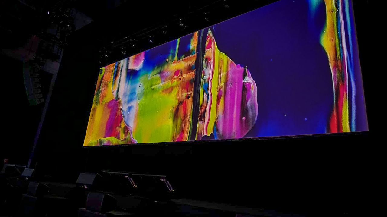 Performance d'art visuel numérique par Ishika Guha à la conférence NFC Summit de Lisbonne - écran arrière