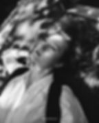 Дівчина дивиться на небо