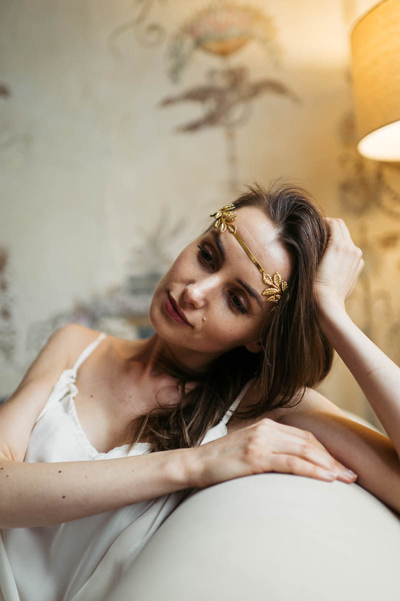 Дівчина в шовковій сукні з золотим віночком photostudio.81