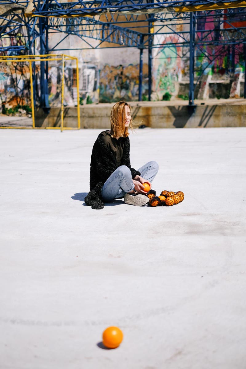 Дівчина з апельсинами, girl with oranges