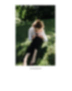 Дівчина розглядає квітку у Стрийському парку у Львові