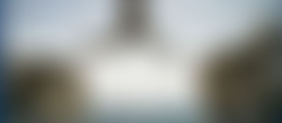 شخص يقفز بين حافتي جبل