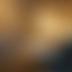 كاتب في مكتبه مستغرقا في التفكير داخل مكتبه