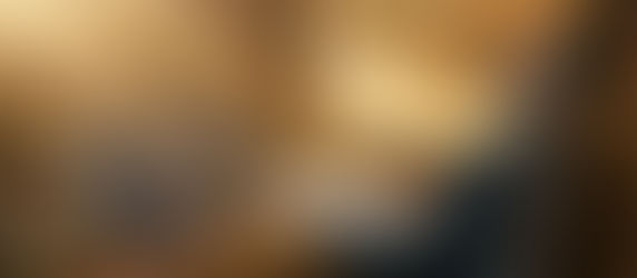 كاتب في مكتبه مستغرقا في التفكير داخل مكتبه