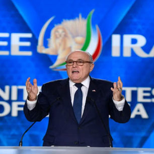 مستشار ترامب : إيران تقترب من الانهيار وخامنئي يعرف ذلك