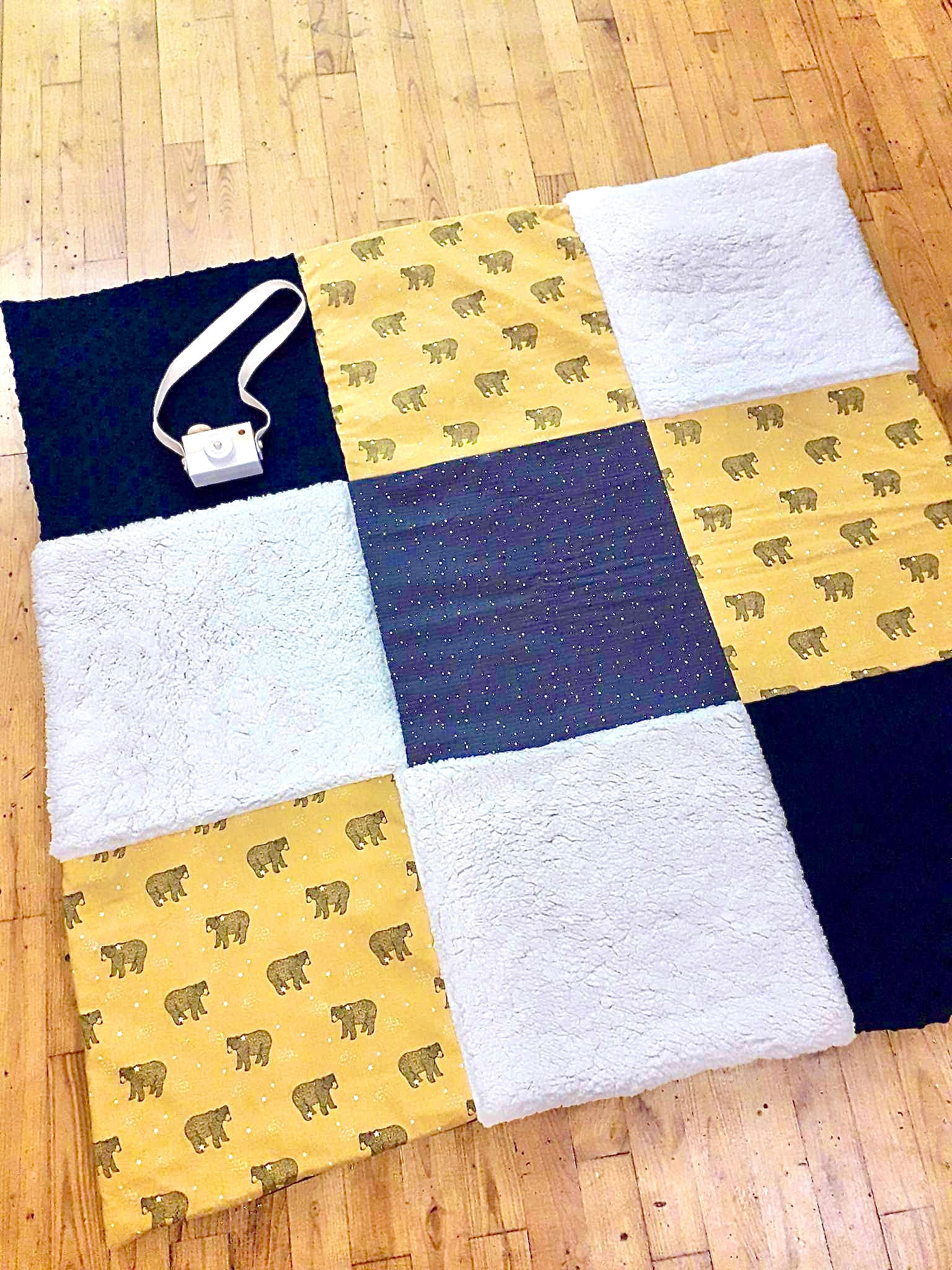Tapis d’éveil texturé ours brun moutarde