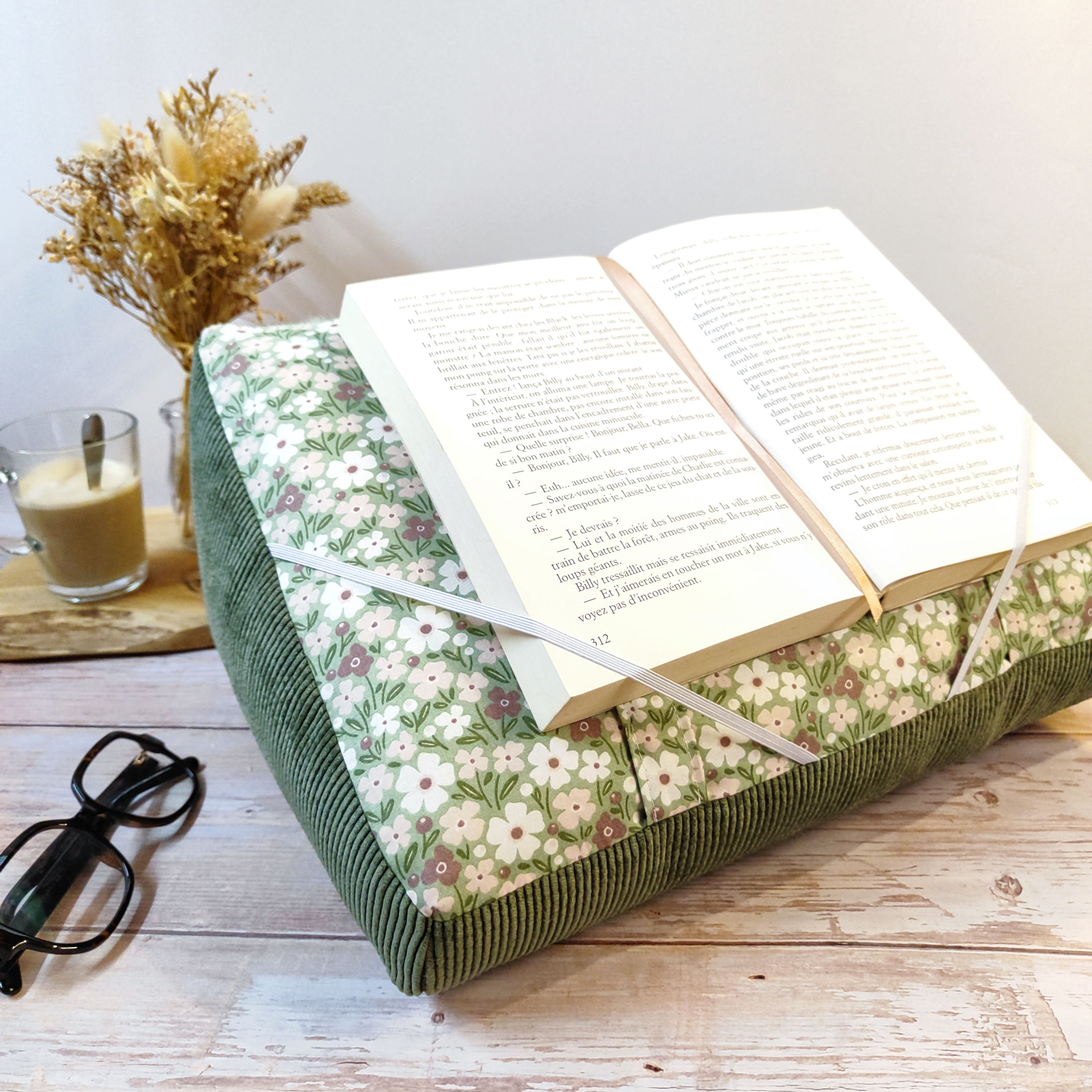 Coussin de lecture fleuri vert et velours côtelé vert