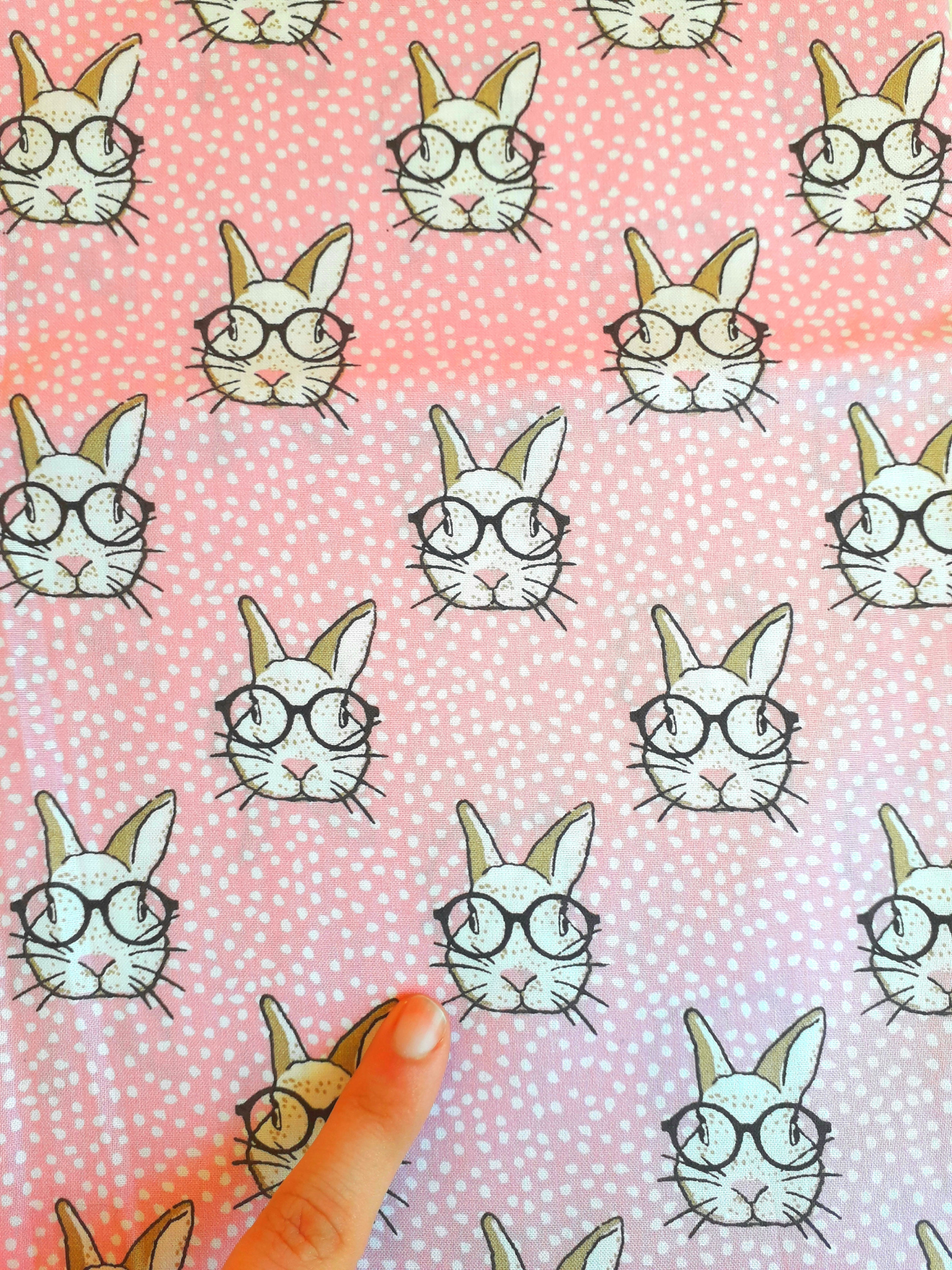Lapin à lunettes rose