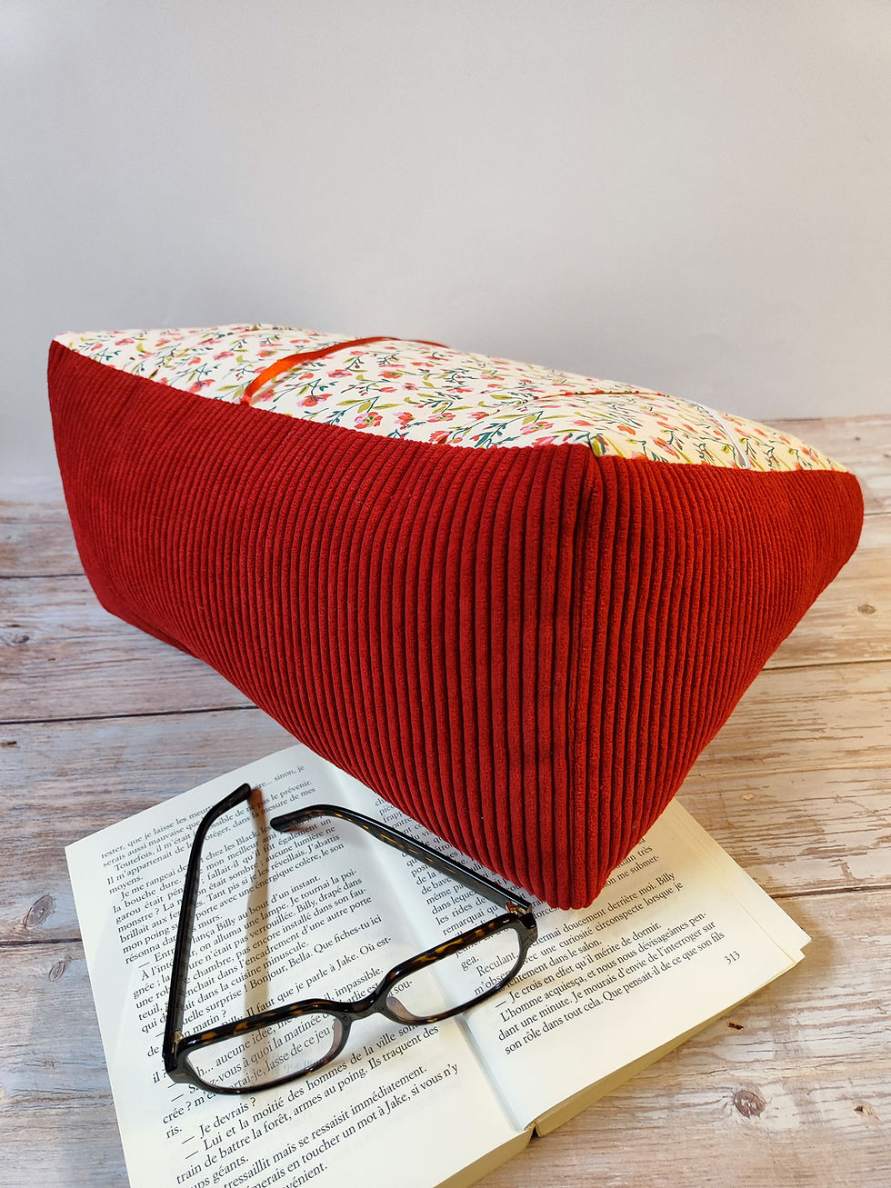 Miniature : Coussin de lecture fleuri velours côtelé rouge