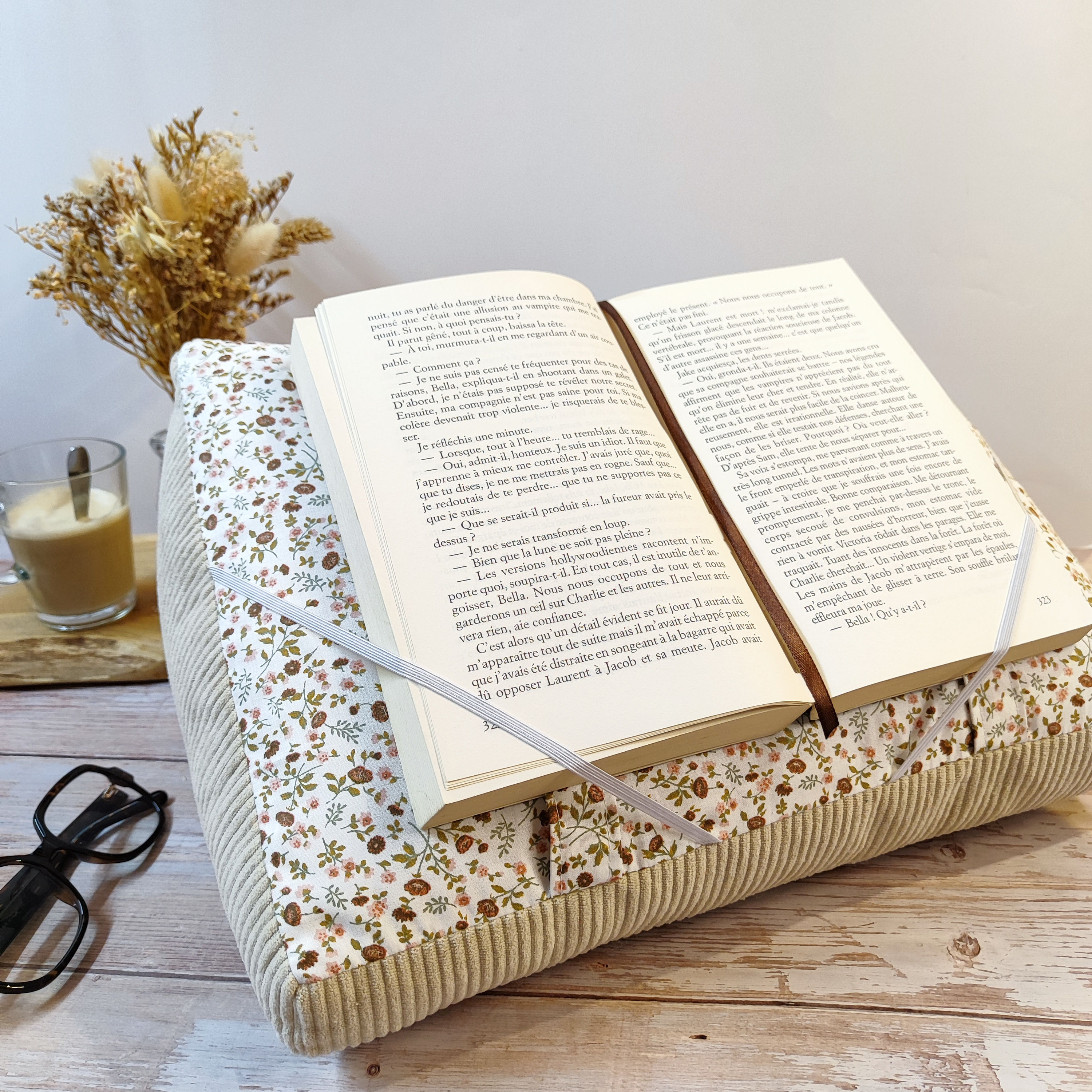 Coussin de lecture fleuri taupe et velours côtelé beige