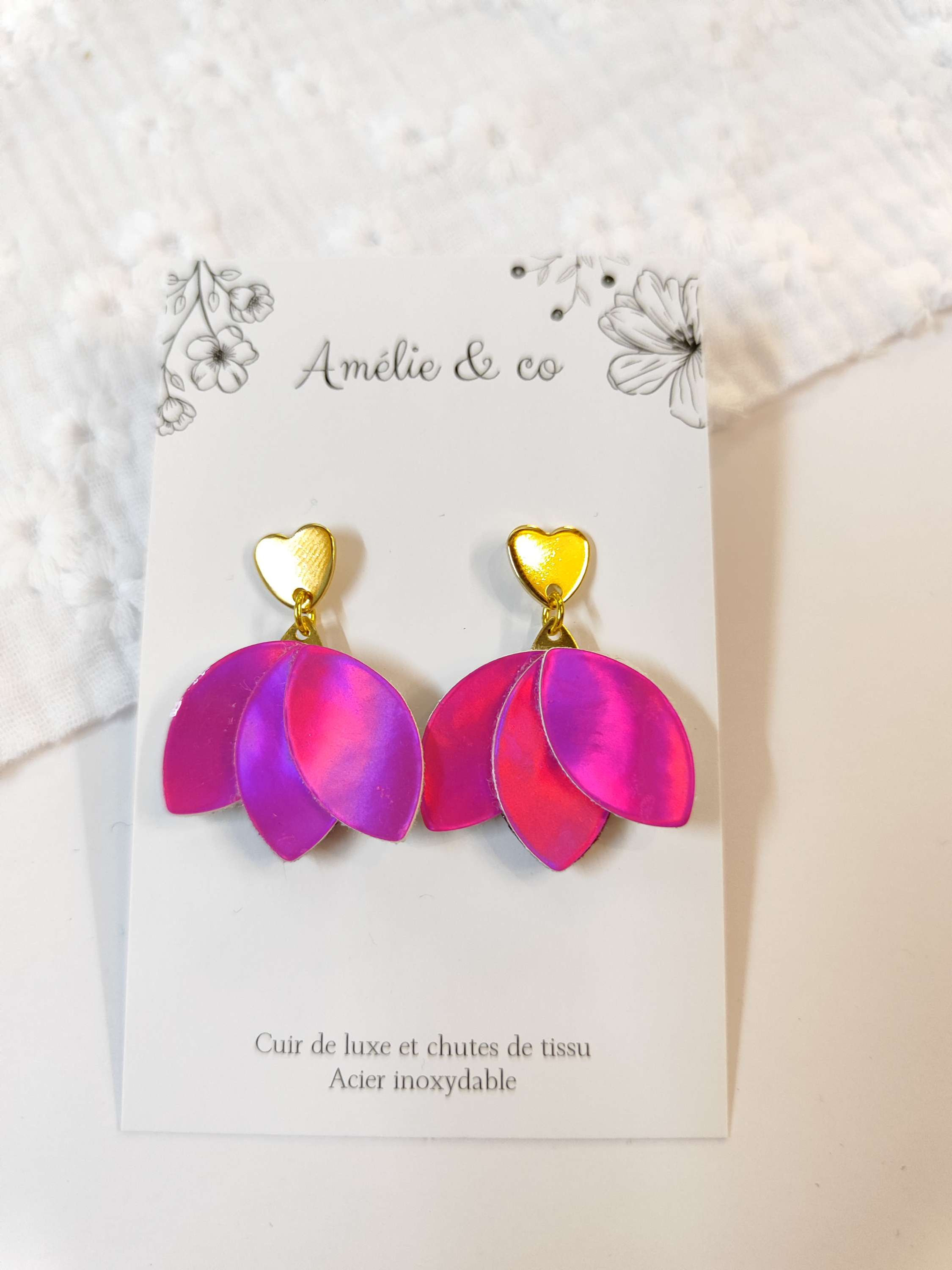 Boucles d'oreilles puce cuir holographiques pétales fushia fluo