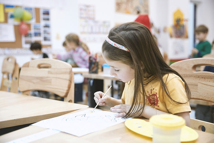 Enfant peignant une œuvre d'art
