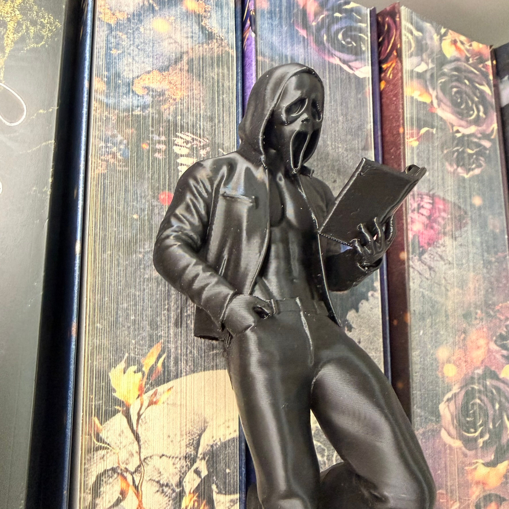 Regal Bookboyfriend Figur mit Scream Maske