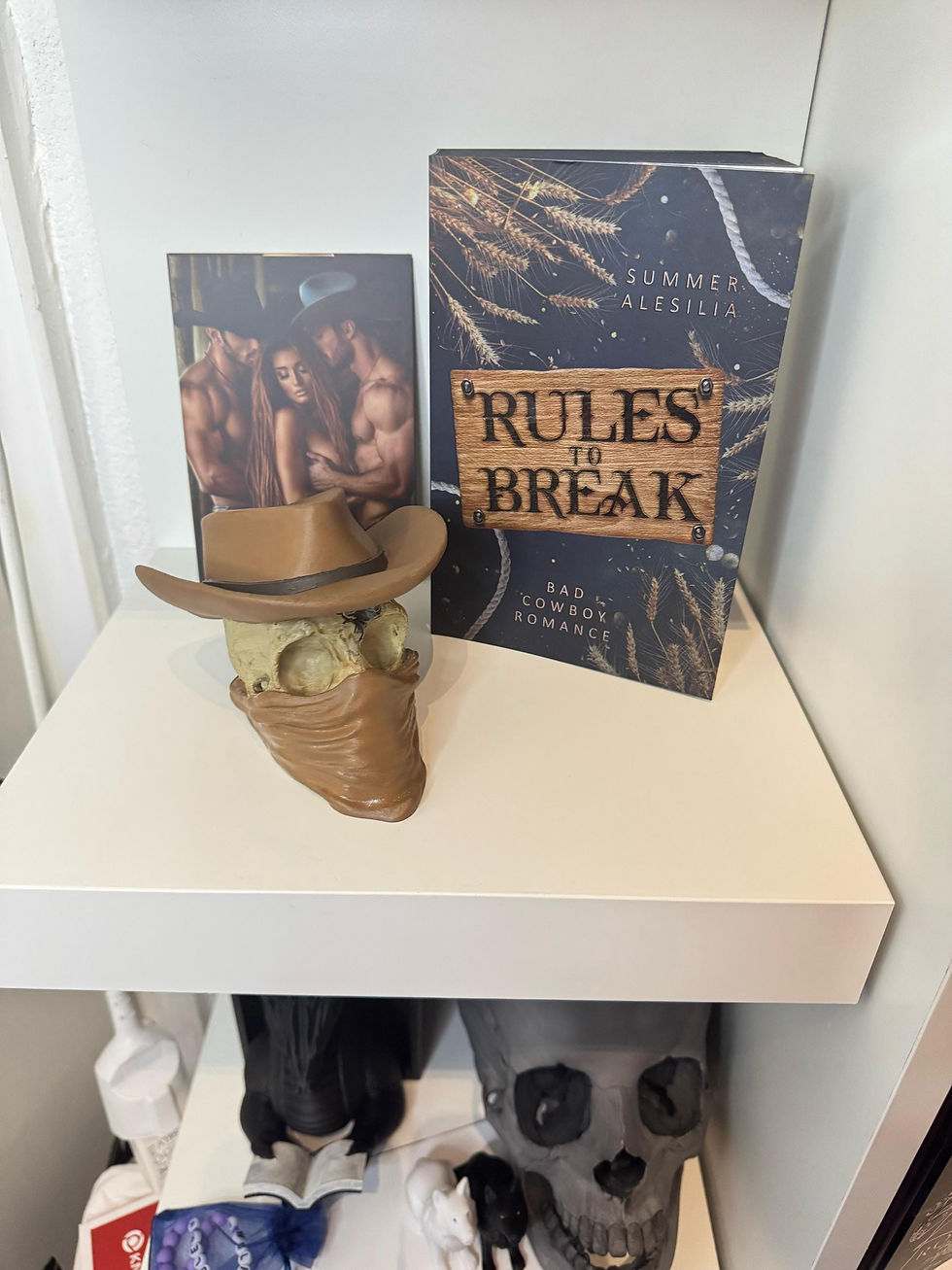 Miniaturbild: Cowboy Totenkopf handbemalt, Bookish Deko für dein Bücherregal
