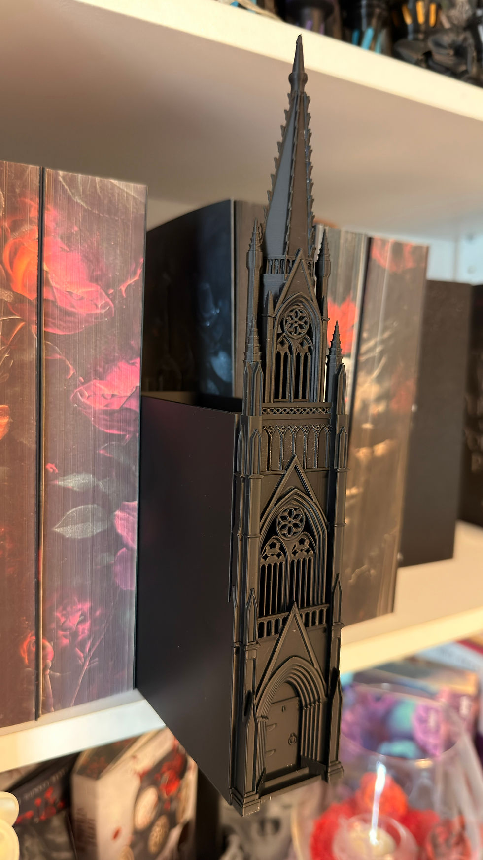 Miniaturbild: Detailansicht der 3D-gedruckten gotischen Fassade der Book Nook mit dem dahinterliegenden, leeren Aufbewahrungsfach.