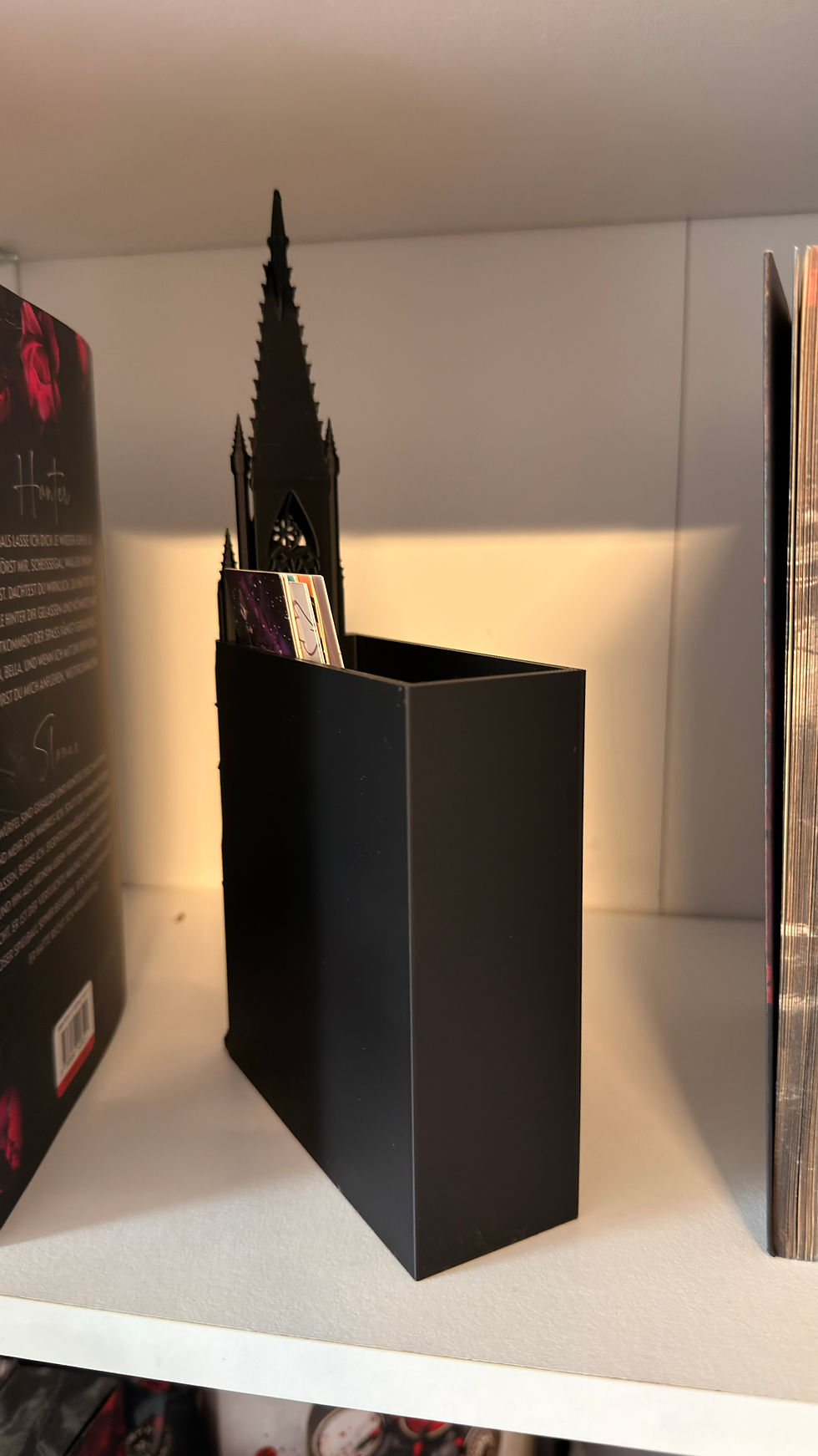 Schräge Rückansicht der Book Nook Aufbewahrungsbox aus umweltfreundlichem BIO-PLA für das Bücherregal.