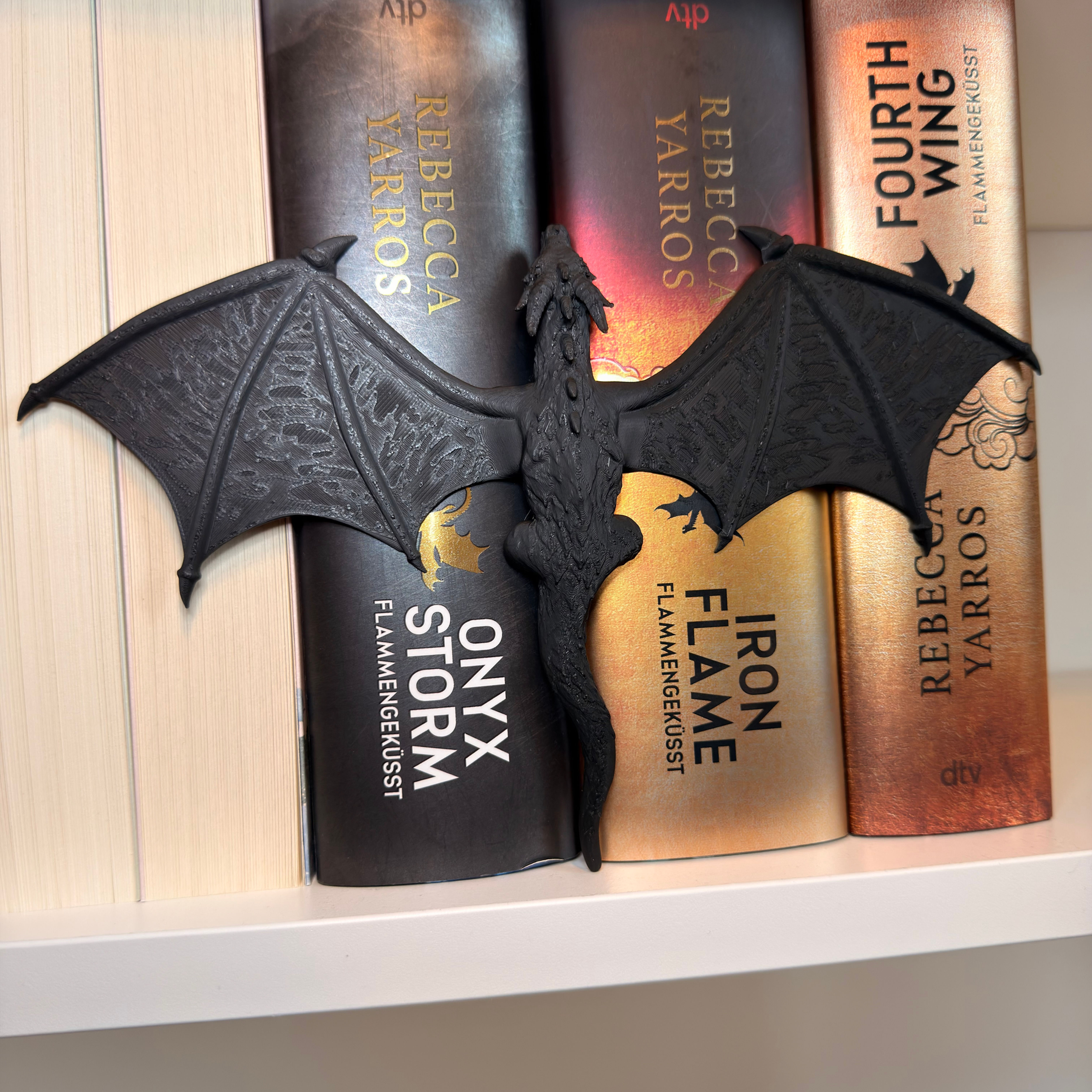 Drachen Buch Deko zwischen Büchern im Regal Fantasy Look