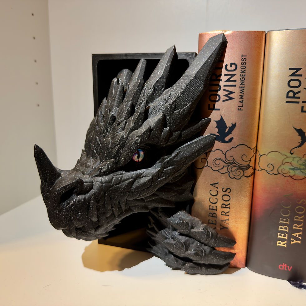 Miniaturbild: Komplettes Set aus Drachenkopf und Drachenschwanz BookNook neben Fantasy-Büchern
