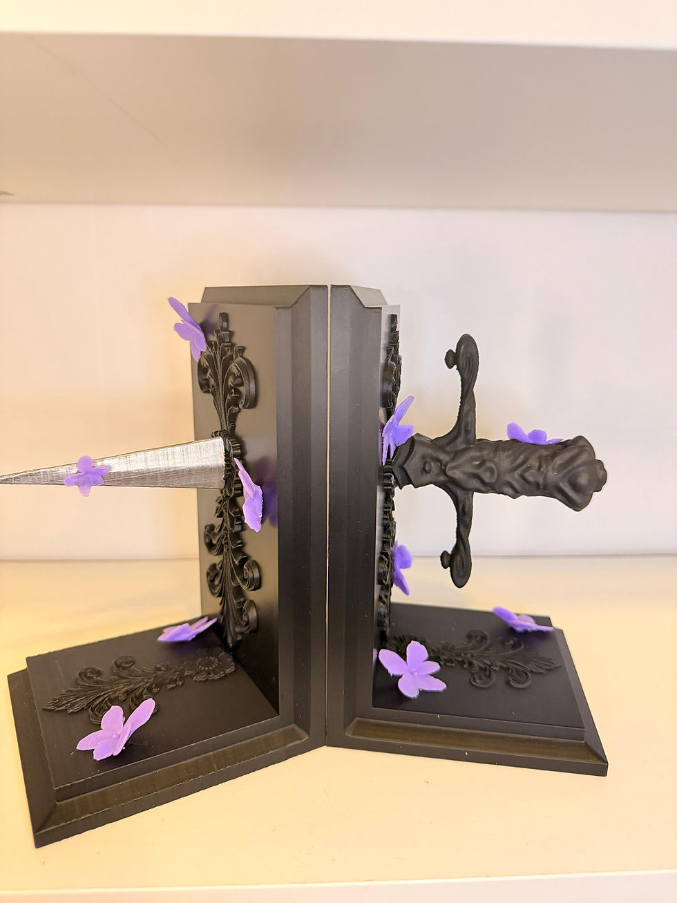 Miniaturbild: Schwarze Dark Romance Buchstützen mit handbemaltem Dolch im Gothic Stil
