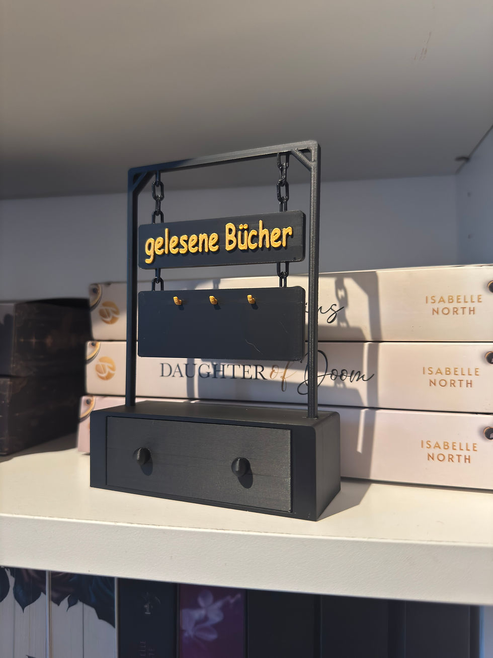 Miniaturbild: Regal-Deko für Leseratten: hängender Bibliotheks-Tracker mit Zahlenfächern