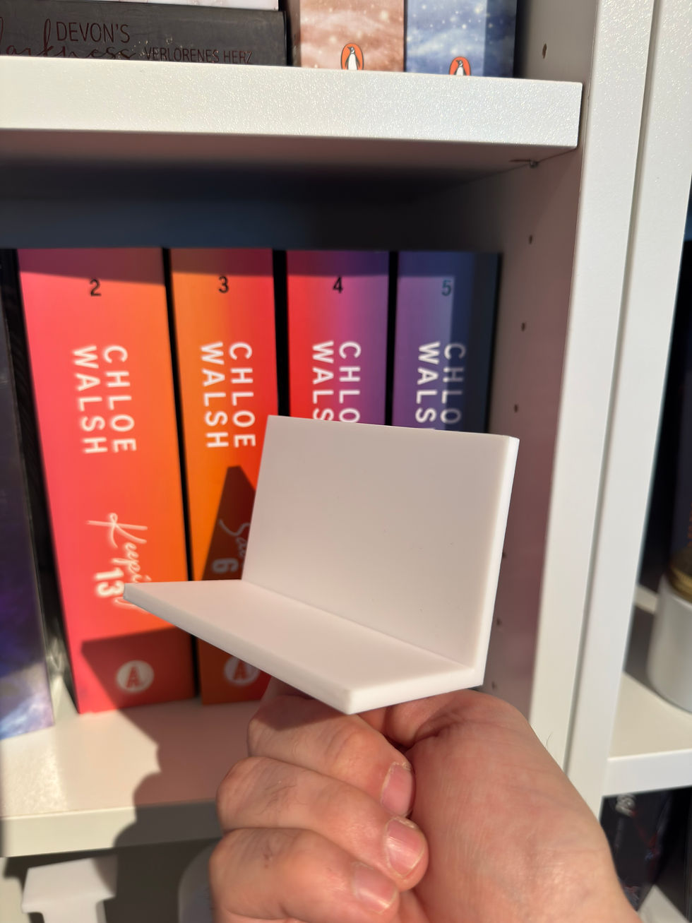 Book Aligner im Regal – Buchlineal hält Buchrücken bündig und ordentlich ausgerichtet