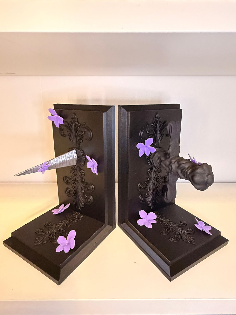 Miniaturbild: Schwarze Dark Romance Buchstützen mit handbemaltem Dolch im Gothic Stil