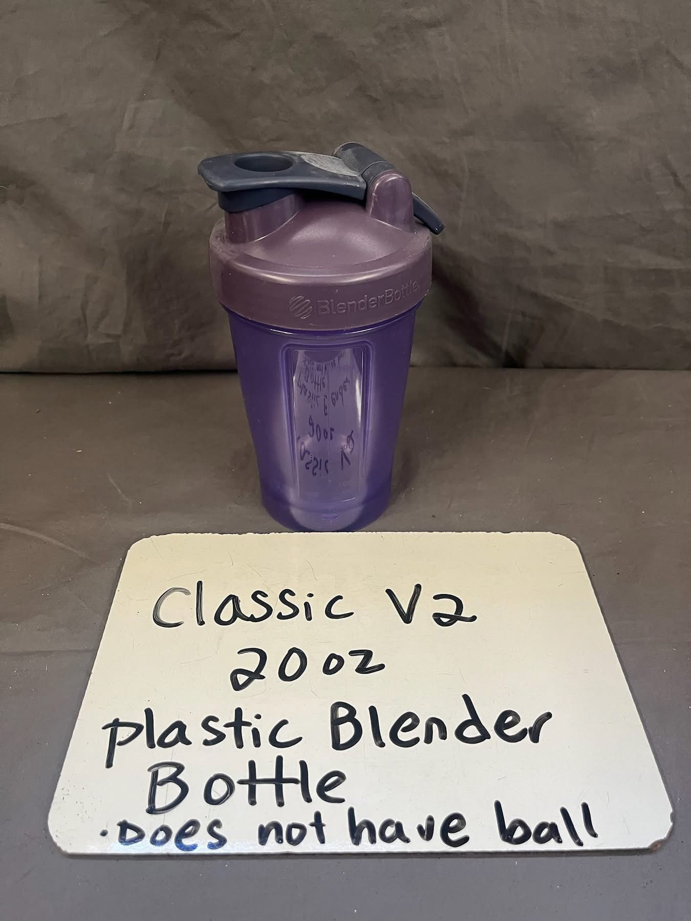 Classic V2 20 oz plastic Blender Bottle • Does not have ball