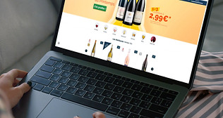 Groupe d’amis utilisant la boutique en ligne Domaines et Villages pour organiser une commande groupée