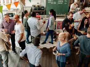  Bénévoles tenant une buvette associative lors d'un événement ouvert au public
