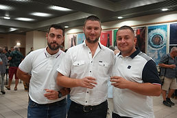 Groupe d'amis dégustant un vin de la commande groupée, , partageant un moment convivial lors des portes ouvertes