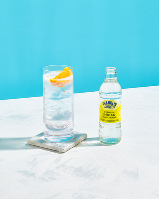 Bouteille d’Indian Tonic 20cl, une boisson gazeuse aromatisée aux plantes et agrumes, idéale pour un cocktail sans alcool frais et pétillant