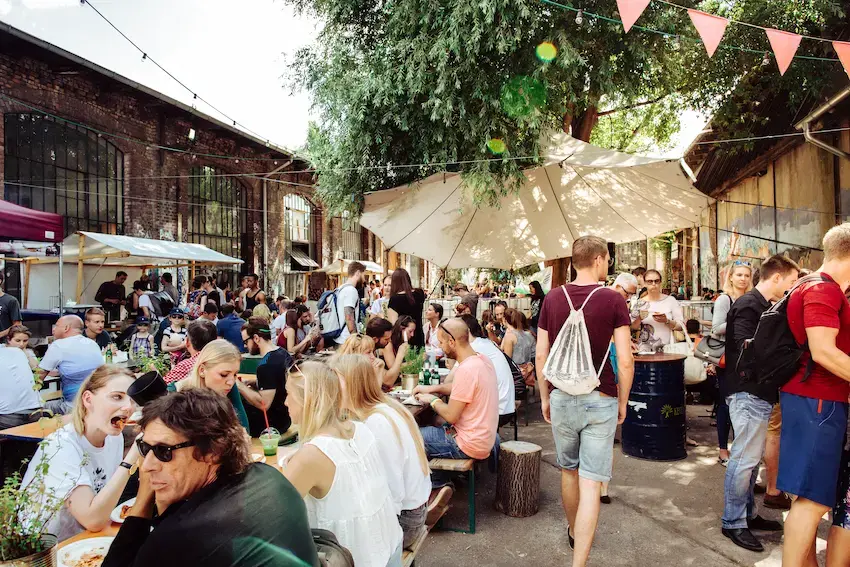 Sympathisants installés à table lors d’un événement festif créée par une association