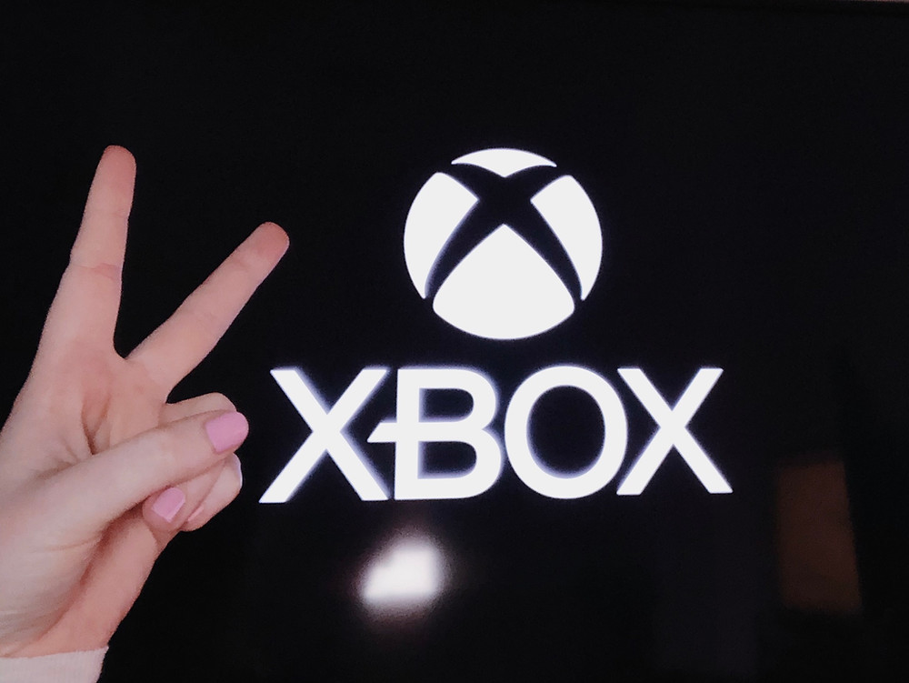 Elisabeth Pring with XBOX logo