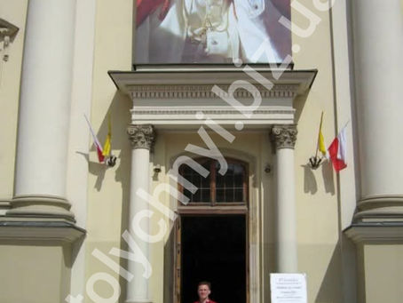 Фасад костелу Святої Анни у Варшаві з портретом Івана Павла II