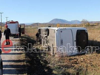 Λεωφορείο του ΚΤΕΛ με μαθητές έπεσε σε χωράφι και ανετράπη