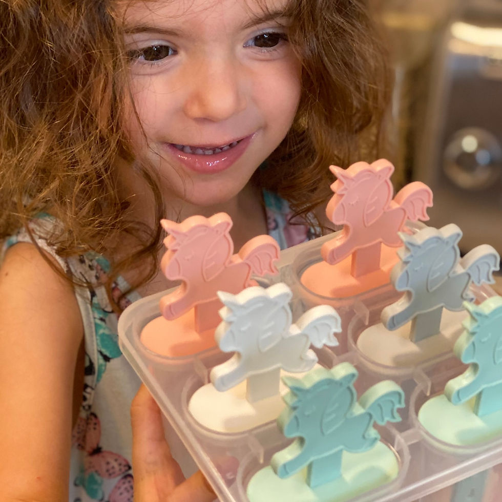  ילדה מחזיקה תבנית להכנת ארטיקים - יוניקורן