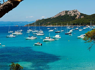 Voyagez à travers les îles de la Méditerranée à bord de notre catamaran de luxe.jpg