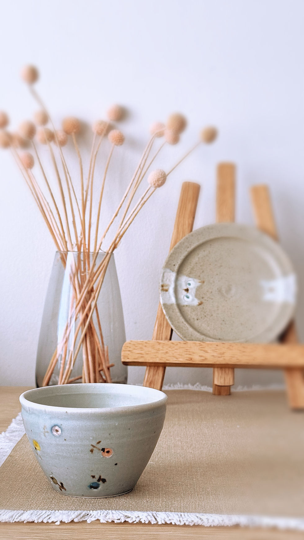 Haruko Harada 原田晴子 soft grey handmade ceramic cup with colourful hand-painted motifs