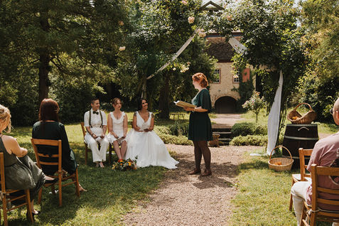 Polykül während der Trauung mit queerer Traurednerin bei ihrer Italien-Hochzeit geplant von Hochzeitsplanerin Italien. // Polycule during their ceremony with queer celebrant at their Italy wedding planned by wedding planner Italy.