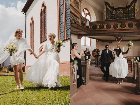 Ein zweigeteiltes Bild: links ein weißes, queeres Hochzeitspaar vor einer Kirche, rechts ein Schwarzes hetero Hochzeitspaar in einer Kirche. // A split image: on the left a white queer wedding couple in front of a church, on the right a Black hetero wedding couple in a church.