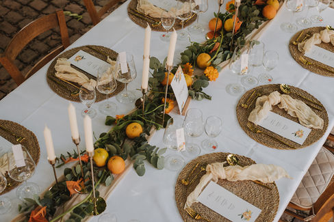 Toskana-Table Setting auf Schlossgut Lüll in der Nähe der Pfalz für Italien-Hochzeit geplant von Hochzeitsplanerin Italien. // Tuscany table setting at winery Luell close to Palatinate for Italy wedding planned by wedding planner Italy.