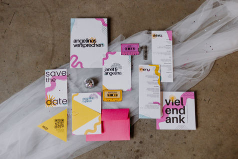 Papeterie in 80er Jahre-Design mit kleiner Disco-Kugel für Motto-Hochzeit geplant von Hochzeitsplanerin Köln. // Stationery in 80s design with small disco ball for themed wedding planned by wedding planner Cologne.