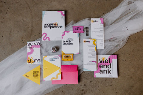 Papeterie in 80er Jahre-Design mit kleiner Disco-Kugel für Motto-Hochzeit geplant von Hochzeitsplanerin Köln. // Stationery in 80s design with small disco ball for themed wedding planned by wedding planner Cologne.