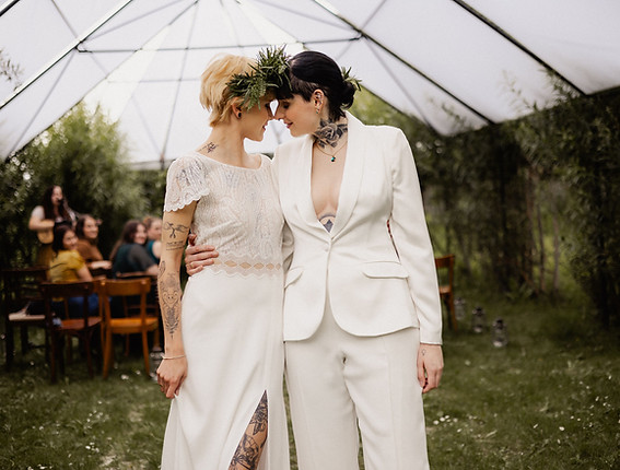 Queeres Hochzeitspaar bei nachhaltiger Hochzeit in Gewächshaus. // Queer wedding couple during sustainable wedding in greenhouse.