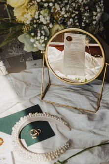 Flatlay von Hochzeitspapeterie und Schmuck bei Hochzeit geplant von Hochzeitsplanerin Hessen. // Flat lay of wedding stationery and jewelry for wedding planned by wedding planner Hesse.